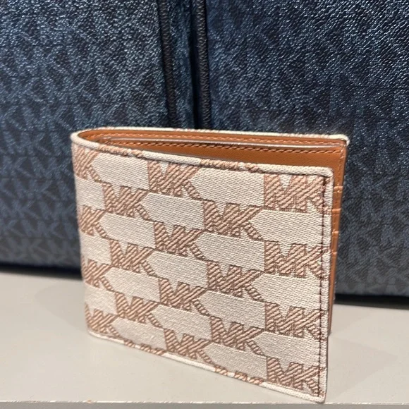 Michael Kors Men’s Women’s Cooper Logo Fabric Billfold Wallet Light Cream
Unisex - Picture 2 of 16